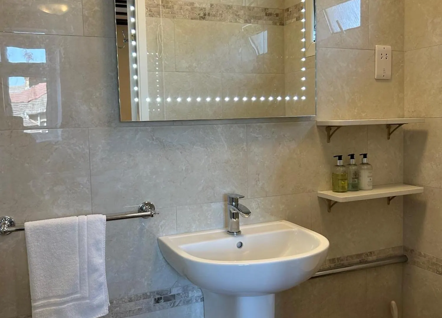 Oakwood Bed And Breakfast Heathrow Hillingdon Bed & Breakfast