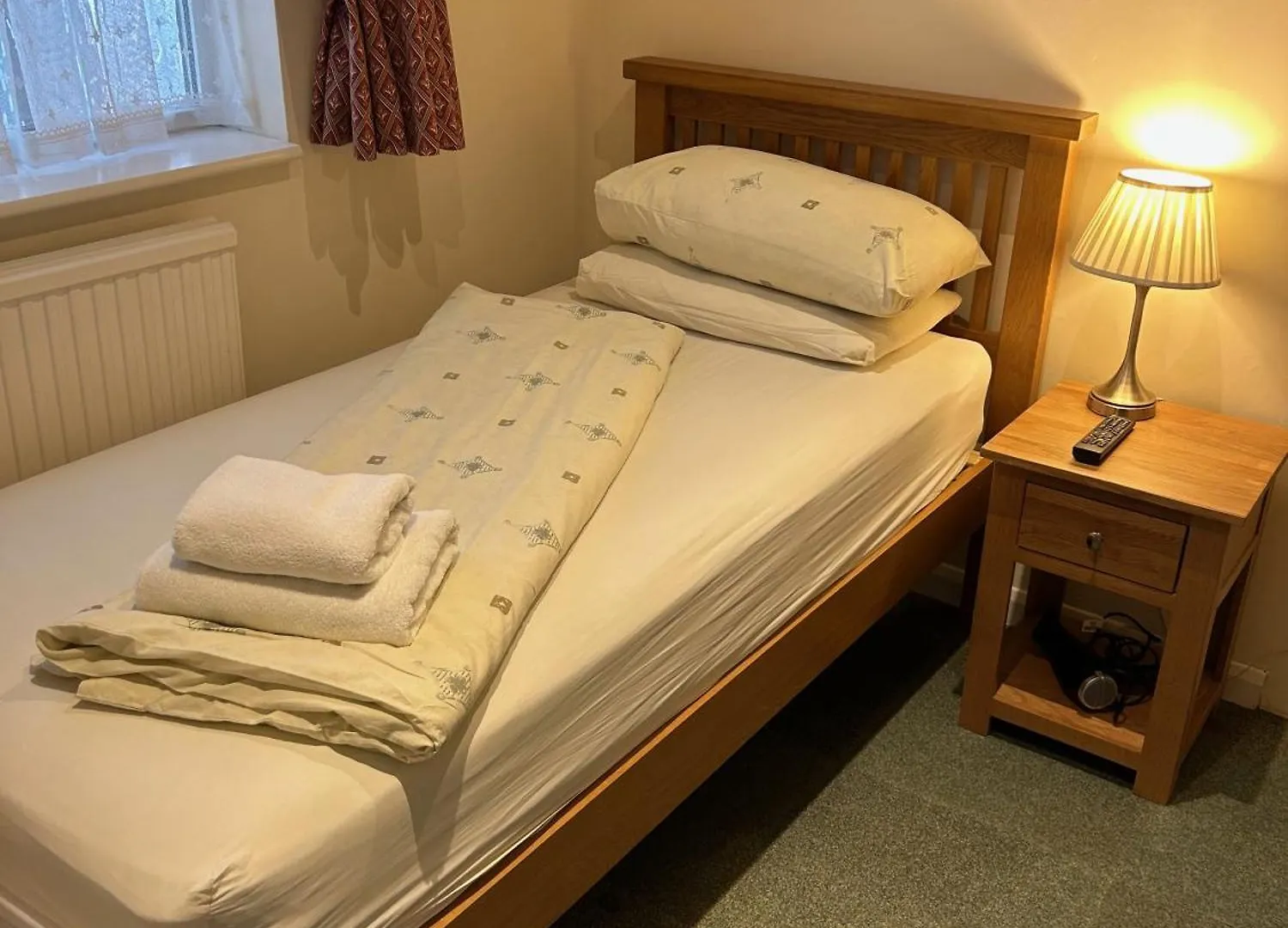 Oakwood Bed And Breakfast Heathrow Hillingdon Bed & Breakfast