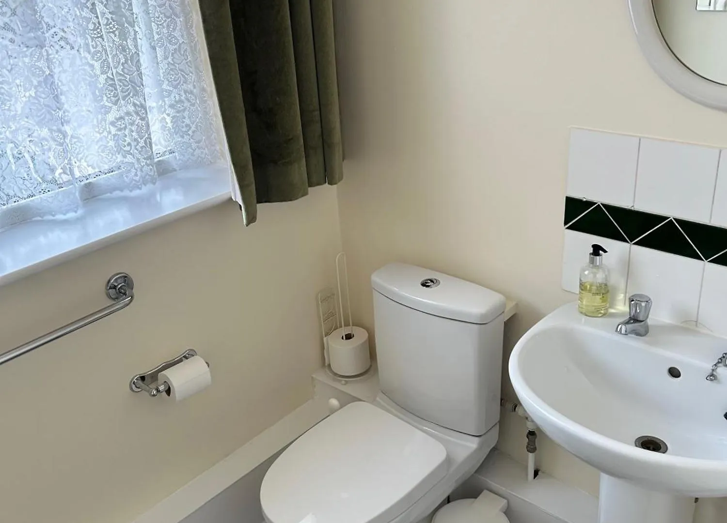 Oakwood Bed And Breakfast Heathrow Hillingdon