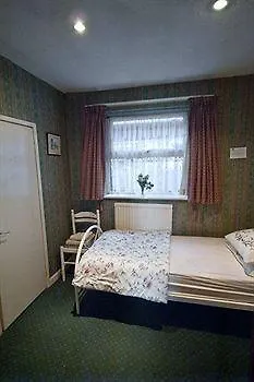 Oakwood Bed And Breakfast Heathrow Hillingdon