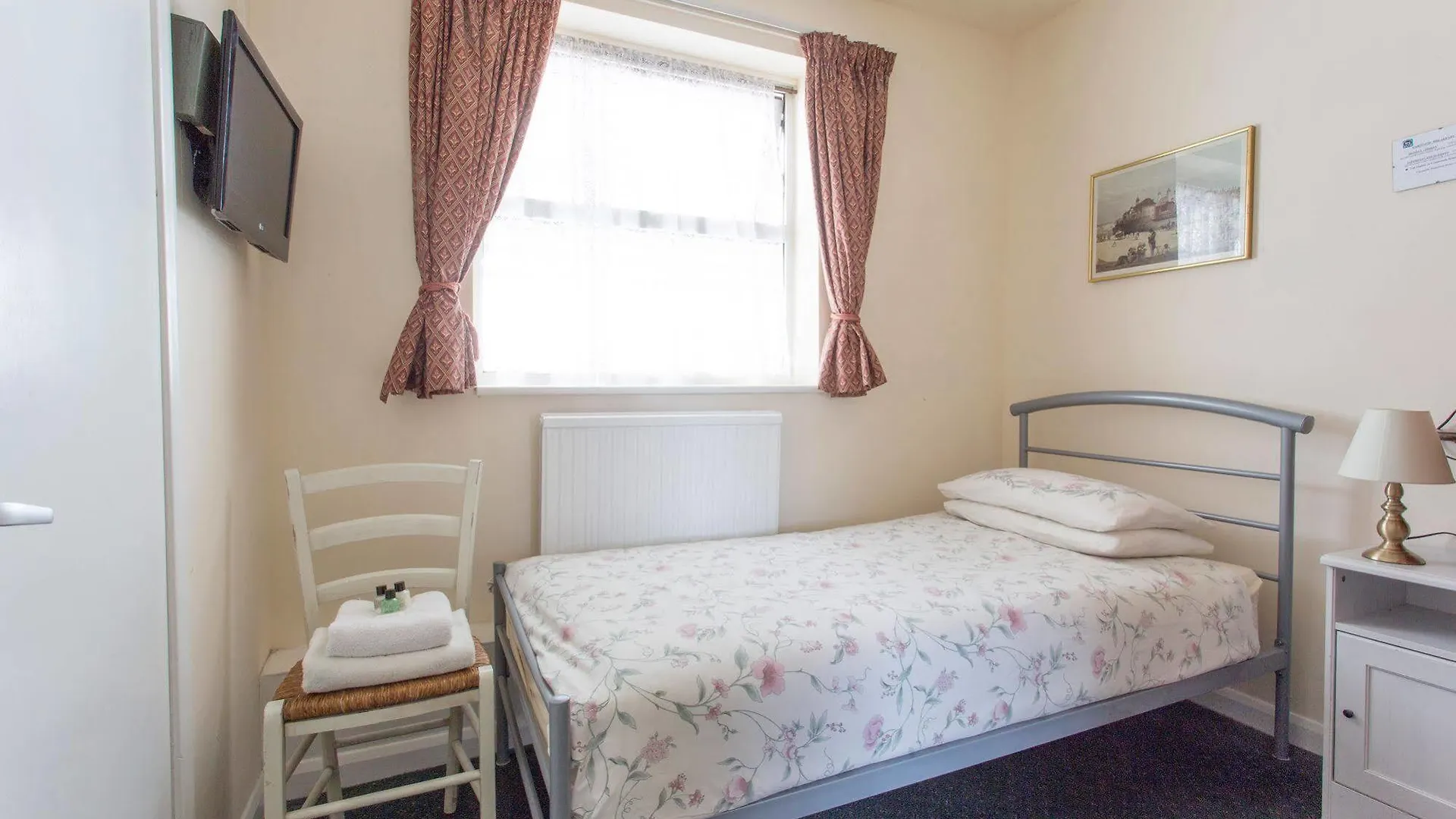 Oakwood Bed And Breakfast Heathrow Hillingdon 2*,  Birleşik Krallık