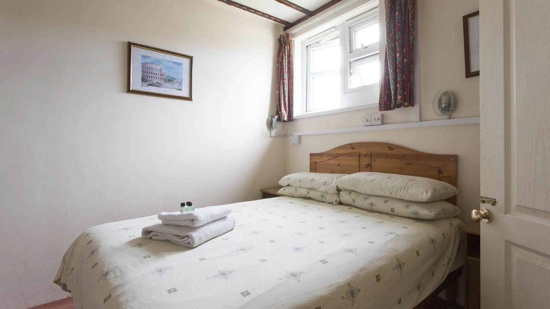 Oakwood Bed And Breakfast Heathrow Hillingdon